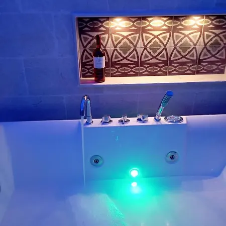 לינה וארוחת בוקר Lo Scrigno Del Salento סאווה